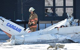 Canada: Hai máy bay đâm nhau, rơi xuống siêu thị