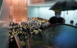 Người biểu tình phá cửa, xông vào Hội đồng Lập pháp Hồng Kông