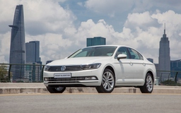 Volkswagen Passat giảm 177 triệu đồng, giá về ngang Honda Accord