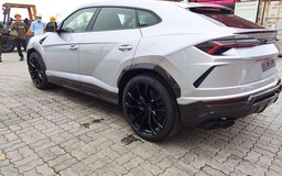 Siêu SUV Lamborghini Urus màu lạ cập bến Việt Nam