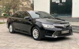 Toyota Camry 2.0E 2016 - sedan cũ giá hơn 700 triệu đồng