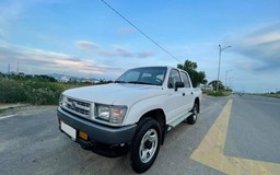Toyota Hilux 'cổ' hiếm gặp tại Việt Nam