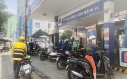 Lo tăng giá, giữa trưa nhiều người đội nắng đổ xăng đầy bình