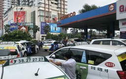 Sáng sớm TP.HCM hết xăng, ô tô và taxi vất vả thương lượng để được mua trước