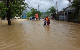 Mưa lớn kéo dài, nhiều vùng ngoại ô Nha Trang ngập nặng