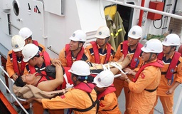 Cứu 4 thuyền viên Philippines bị tai nạn trên biển