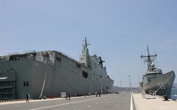 Tàu đổ bộ, tàu hộ vệ tên lửa Hải quân Úc thăm Cảng Cam Ranh