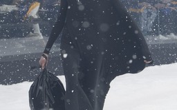 Chiếc túi xách như "túi rác" của Balenciaga gây sốt tại Tuần lễ thời trang Paris
