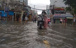 Thợ sửa xe máy Sài Gòn kiếm tiền triệu nhờ... đường ngập sau bão số 9