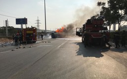 Cháy xe bồn chở xăng trên xa lộ Hà Nội