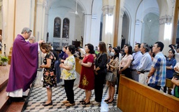 Tổng giáo phận Sài Gòn thay đổi nghi thức suy tôn Thánh giá để phòng Covid-19