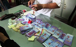 Tạm giữ một người nước ngoài lừa đổi ngoại tệ giả lấy tiền Việt