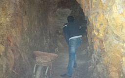 Kiểm tra 'hầm rượu đào trong núi' của một bí thư huyện ủy