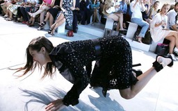 Bella Hadid ‘vồ ếch’ trên sàn diễn Tuần lễ thời trang New York