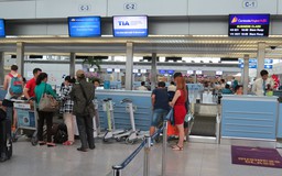 Mạng chập chờn, sân bay Tân Sơn Nhất làm thủ tục thủ công cho hành khách