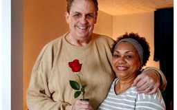 Ông chồng 'đỉnh' khi 30 năm ròng tặng hoa hồng cho vợ mỗi tuần