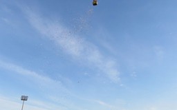 Người rải tiền trong buổi ra mắt sách từ khinh khí cầu xin lỗi dư luận