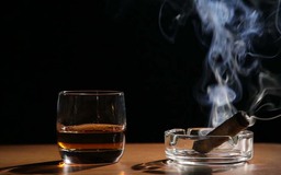 Hút thuốc + uống rượu + trà nóng = tăng nguy cơ ung thư thực quản