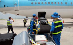 Bắt nhân viên bốc xếp ở sân bay trộm ĐTDĐ của hành khách