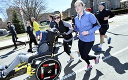 Cặp đôi cô gái đẩy xe lăn cho bạn trai chiến thắng cuộc đua marathon
