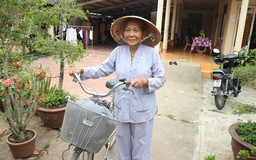 Cụ già 77 tuổi hằng ngày đạp xe đi làm từ thiện