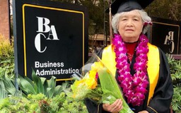 Cử nhân gốc Việt 75 tuổi