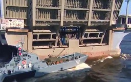 Tàu hải quân Nga tông trụ cầu