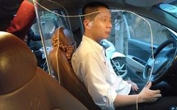 Tranh cãi việc lắp tấm chắn bảo vệ tài xế taxi