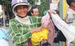 Quần áo nhiều để làm gì?: Vợ chồng trẻ ở Sài Gòn 'nhường lại chứ không cho'