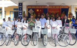 Tặng 40 chiếc xe đạp cho học sinh nghèo ở Huế