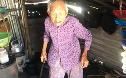 Mẹ già 94 tuổi khốn khó nuôi con tâm thần