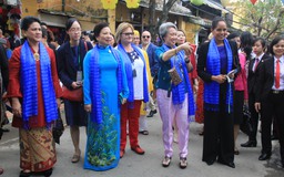 Các phu nhân, phu quân lãnh đạo APEC thích thú chụp ảnh ở phố cổ Hội An