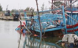 Đang kéo lưới, một ngư dân bị sóng đánh văng khỏi tàu cá, mất tích