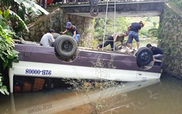Tai nạn tại Quảng Nam: Xe khách lao thẳng xuống suối, 3 người bị thương nặng