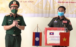 Quân khu 5 tặng nhiều thiết bị phòng chống dịch Covid-19 cho Lào và Campuchia