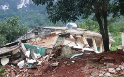 Cận cảnh ngọn đồi sạt lở khiến 3 dãy nhà đổ sập, nhiều quân nhân thoát nạn