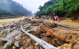 Quảng Nam: Cận cảnh hàng trăm mét Quốc lộ 40B bị trận lũ kinh hoàng phá tan