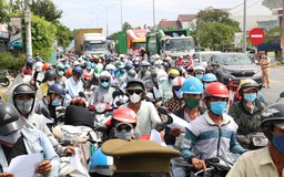 Người dân Quảng Nam vội rời Đà Nẵng về quê, ùn tắc kéo dài