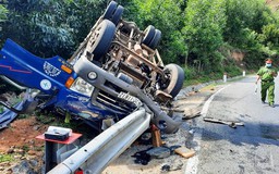 Quảng Nam: Xe tải lao vào ta luy trên đường khiến hai người bị thương