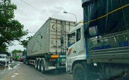 QL1 ngập lụt, xe cộ ùn ứ khi rẽ lên cao tốc Đà Nẵng - Quảng Ngãi