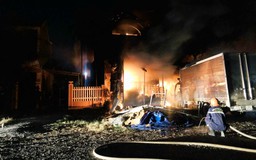 Quảng Nam: Ngôi nhà 2 tầng bốc cháy dữ dội trong đêm, phát ra nhiều tiếng nổ