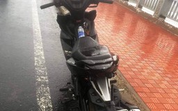 Quảng Nam: Người dân hoảng hốt vì chiếc xe máy vắng chủ giữa cầu Cửa Đại