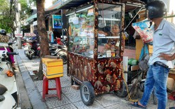 Xe bánh mì lâu đời nhất Hội An: Khách Việt mê mẩn, khách Tây vẽ giúp cả 'áo mới'