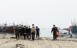 Quảng Bình: 11 thuyền viên gặp nạn trên biển được đưa vào bờ