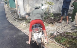Quảng Bình: Nam thanh niên tử vong trong tư thế ngồi trên xe máy