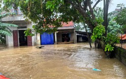 Quảng Bình: Mưa lớn, nước sông Kiến Giang dâng cao, bắt đầu tràn vào nhà dân