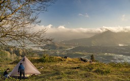Ngày xuân, cắm trại dưới chân trụ điện gió giữa vùng núi cao