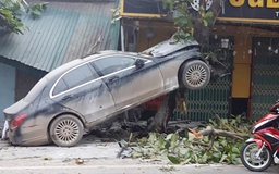 Ô tô Mercedes mất lái ‘trèo’ lên cây lúc rạng sáng, tài xế bị thương
