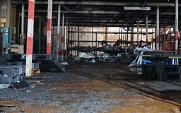 Cảnh đổ nát hoang tàn bên trong Công ty Rạng Đông sau cháy lớn