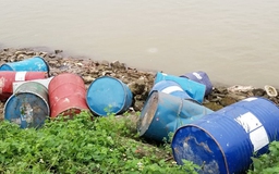 Đã có kết quả giám định hơn 3 tấn chất thải bị đổ trộm xuống sông Hồng